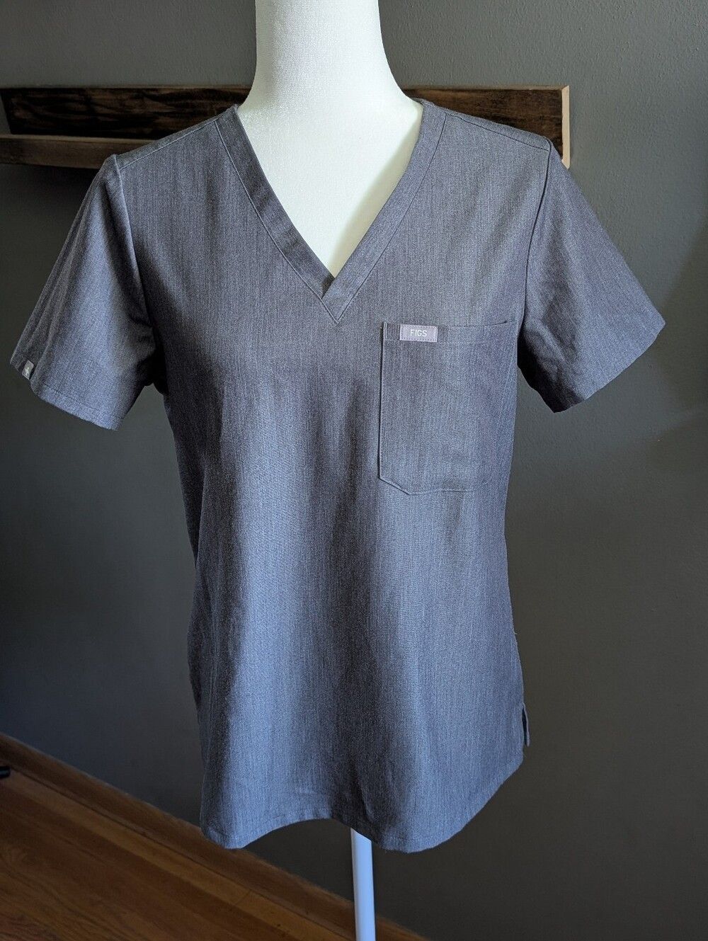 FIGS Technical Collection Casma V-Neck Scrub Top Heather Charcoal Gray Size Smal